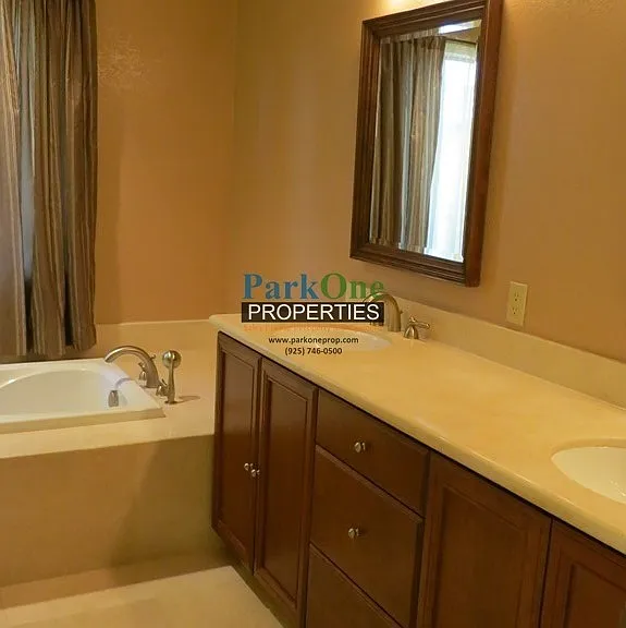 1245 Crown Ct — Photo 2