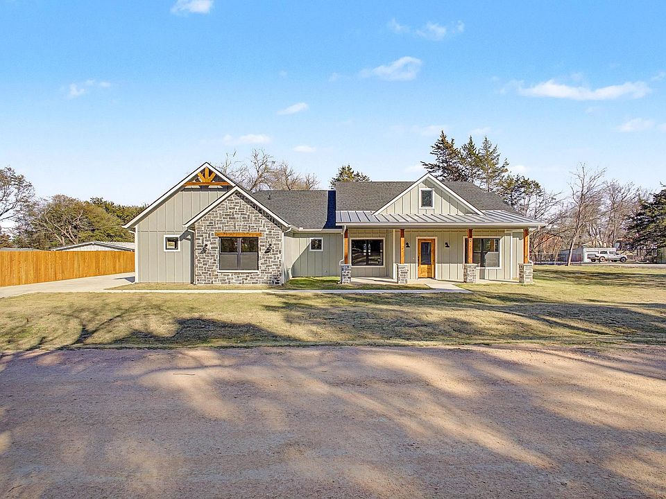 1st image of 32 Pine Dr