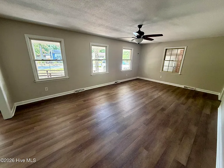 27 Vermont Ave — Photo 11