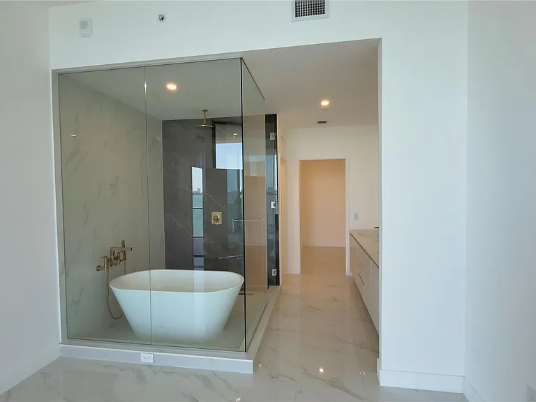 710 NE 29th St #206 — Photo 11