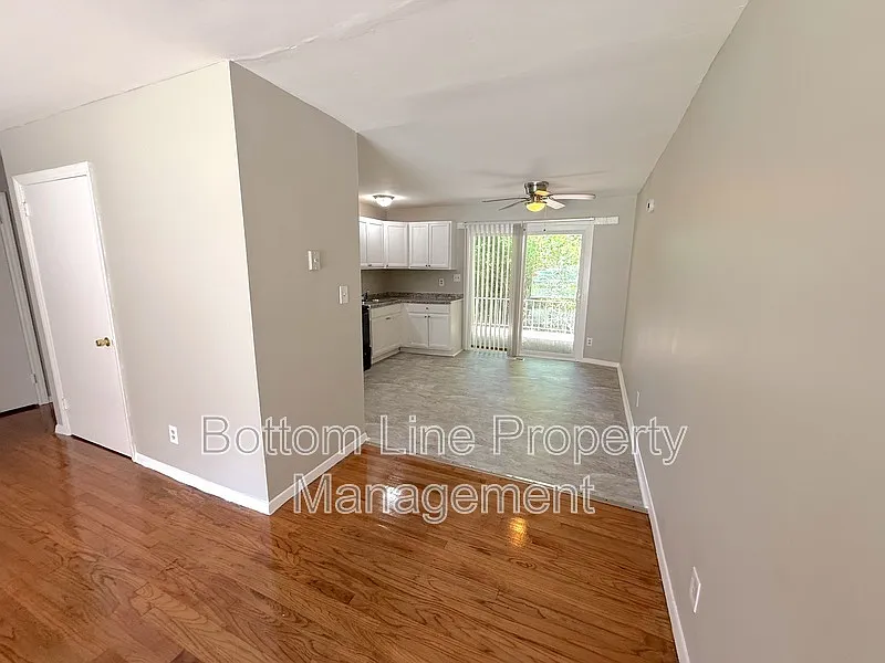 2 bed, 1.0 bath, 900 sqft, $1,390 — Photo 3