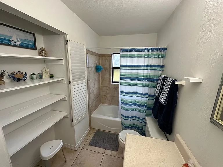 Main bathroom off Hallway