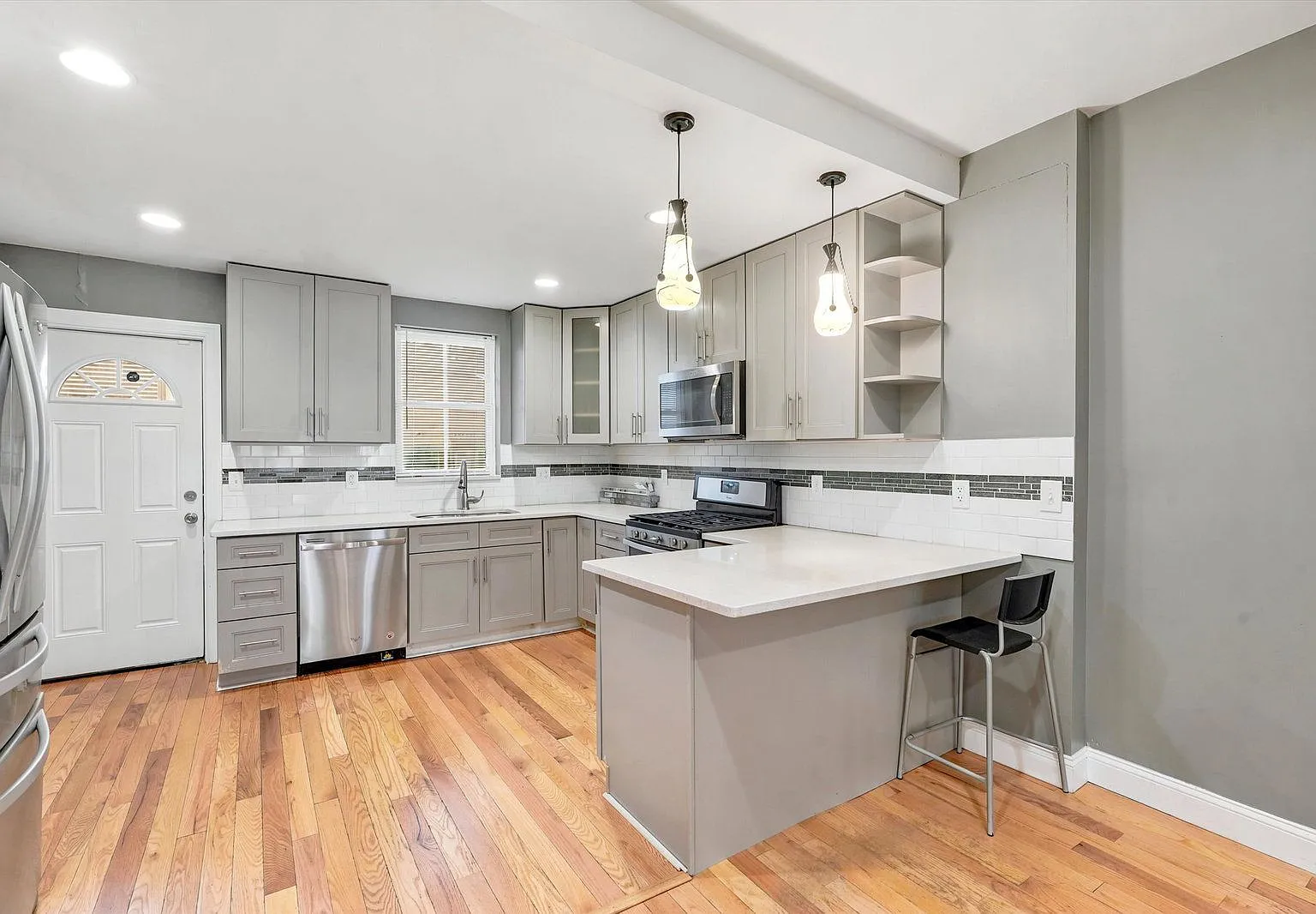 3 bed, 1.5 bath, 1080 sqft, $2,400 — Photo 4