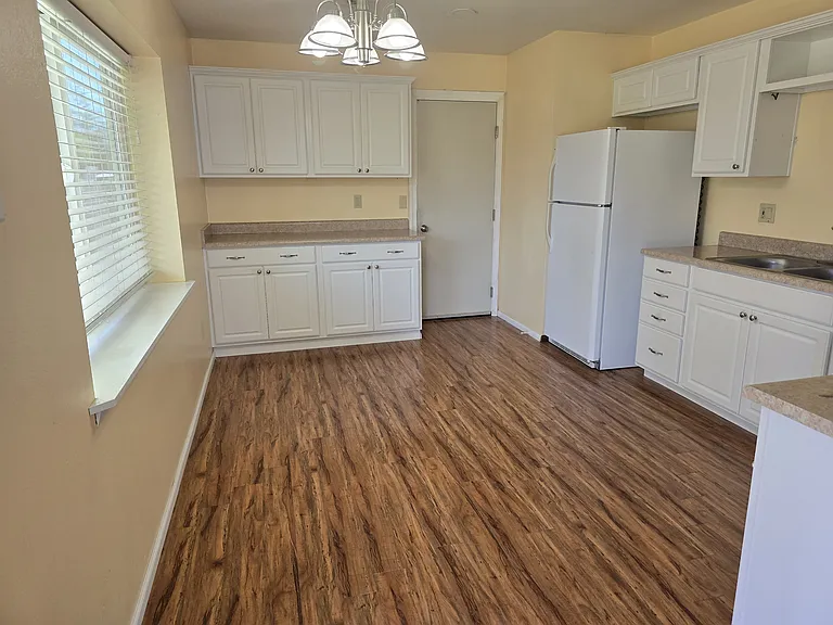 2368 Redwood Ave — Photo 9