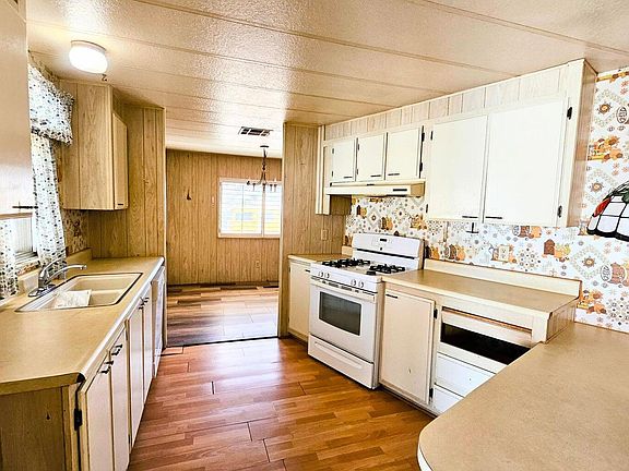 3rd image of 1006 S Cedarcrest Cir