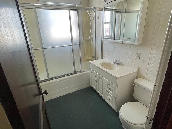 5th image of 825 N Broadway Ave