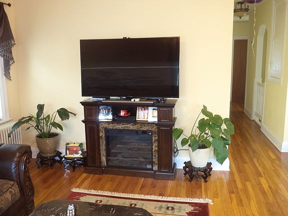 3rd image of 371 Grimsby St