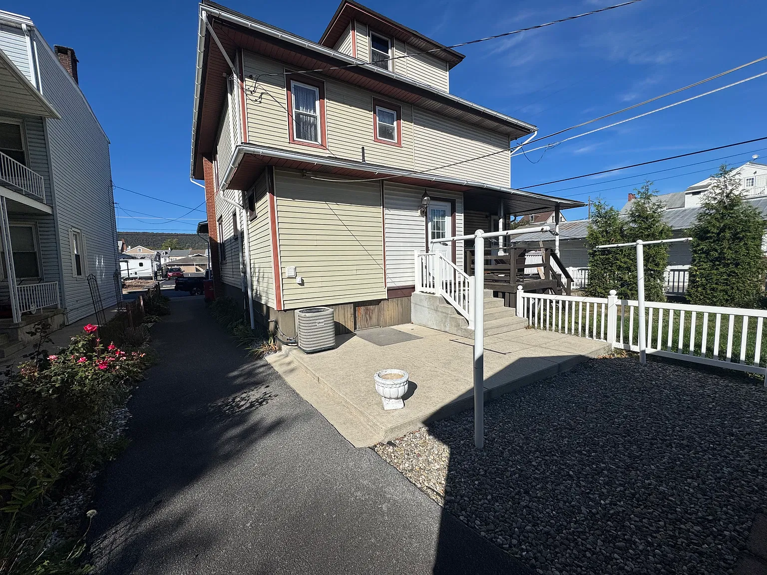 3 bed, 1.5 bath, 1208 sqft, $1,950 — Photo 3