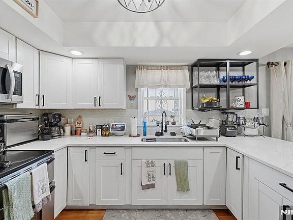 5th image of 312 Littleton Ave #804