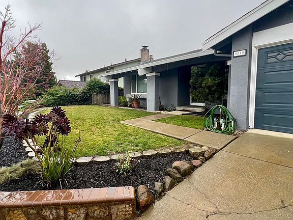 Beautifully Landscaped Front Yard!