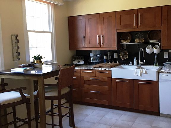 Gorgeous table-space Kitchen