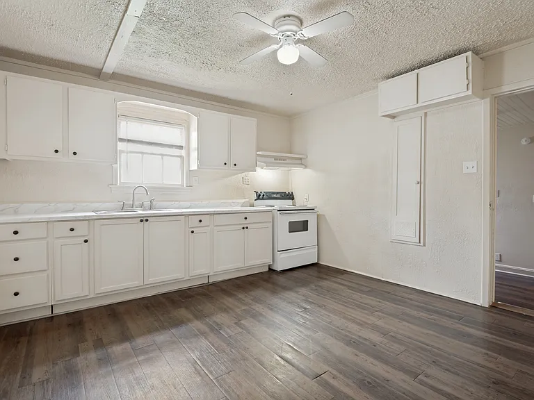 1106 Jackson St — Photo 4