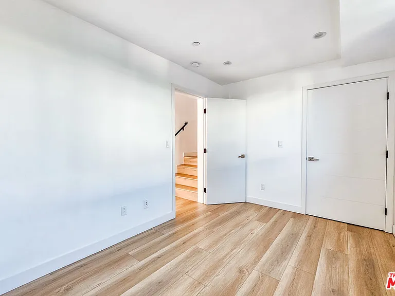 1921 Carmona Ave — Photo 11