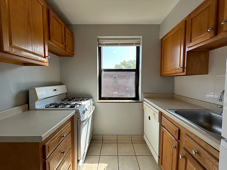 Royal Gardens Apartments — Photo 79