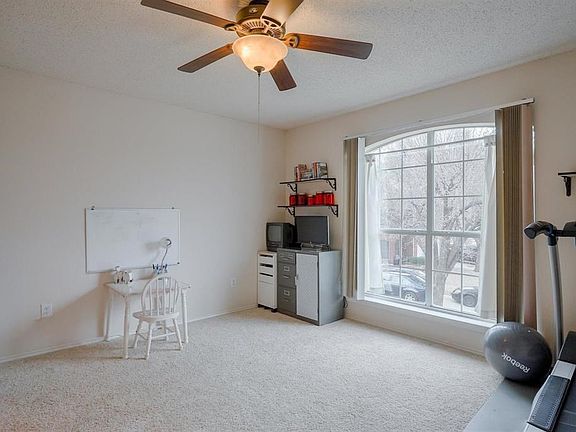 4th image of 929 Carver Cir