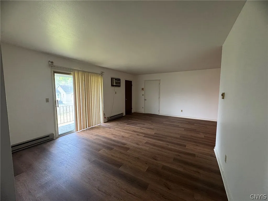 2 bed, 1.0 bath, 12280 sqft, $1,200 — Photo 2