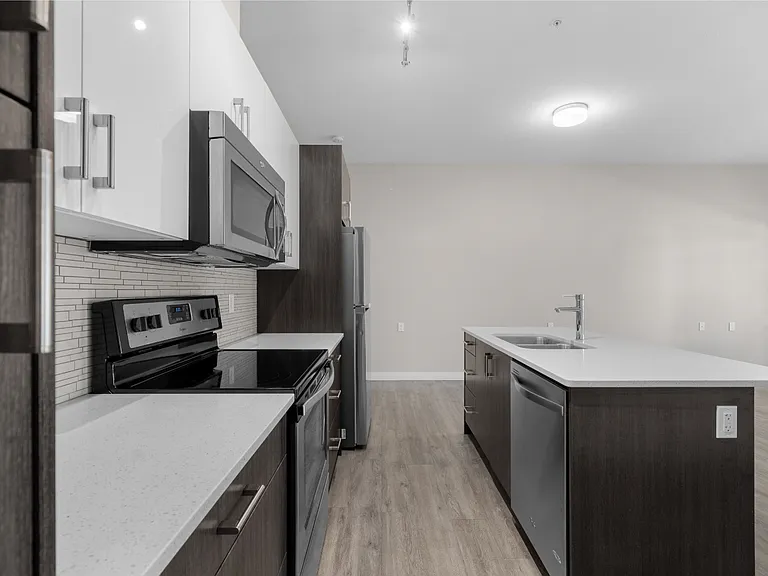 2110 Centre St N — Photo 15
