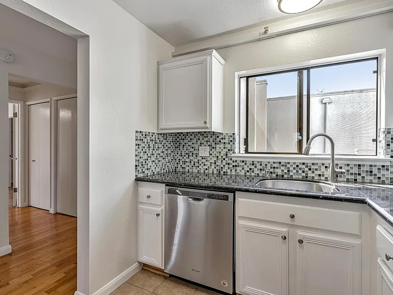 320 Peninsula Ave #413 — Photo 3