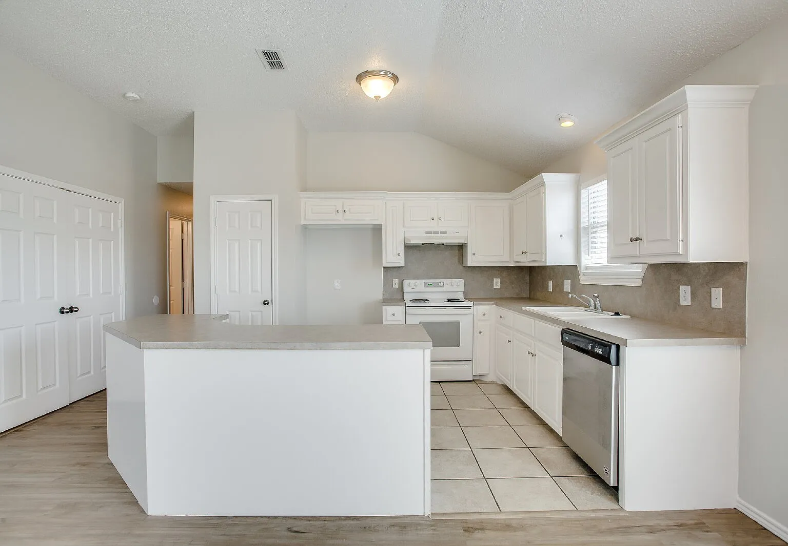 3 bed, 2.0 bath, 1250 sqft, $1,350 — Photo 4
