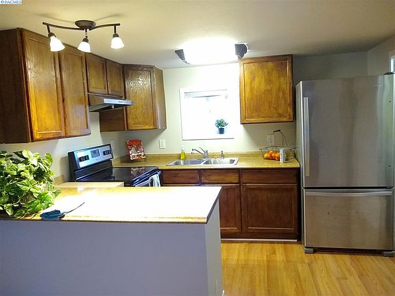 3rd image of 1008 Warren Ct