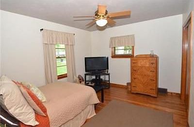 5th image of 19100 Oakmont Dr S