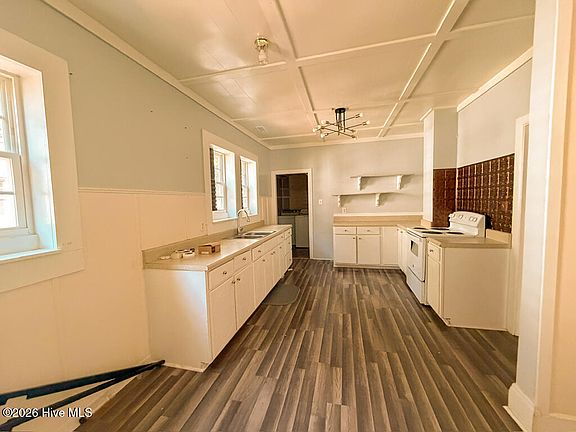 5th image of 907 E Walnut Street