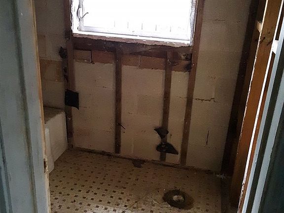 3rd image of 1003 Hiawatha Dr