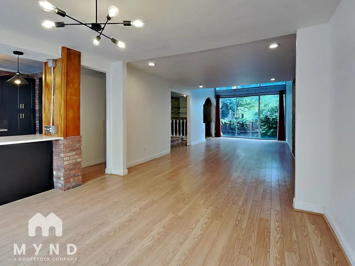 Building Photo - 1050 S Monaco Pkwy #8