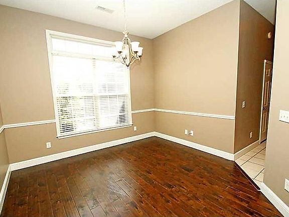 3rd image of 409 NW Saddlebrook Dr