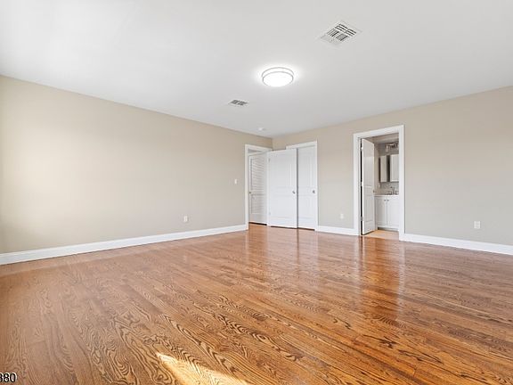4th image of 658 Market St
