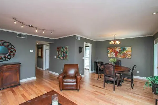 211 Hillsboro Pl — Photo 9