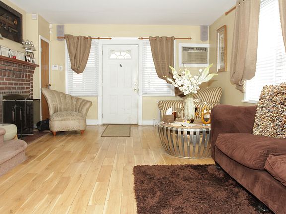 5th image of 912 Clifton Ave