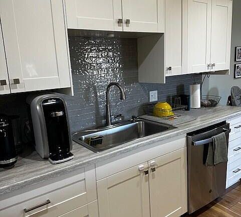 5th image of 178 Hartford Ct