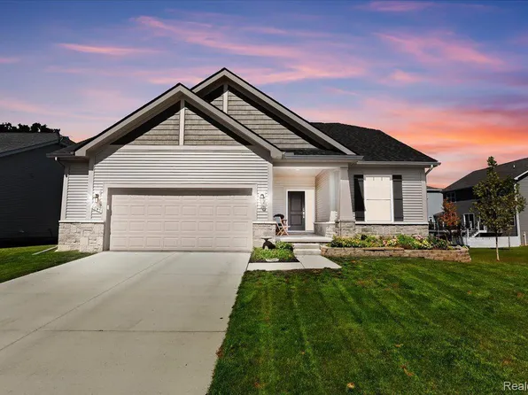 8045 Carston Ln, Brighton, MI 48116