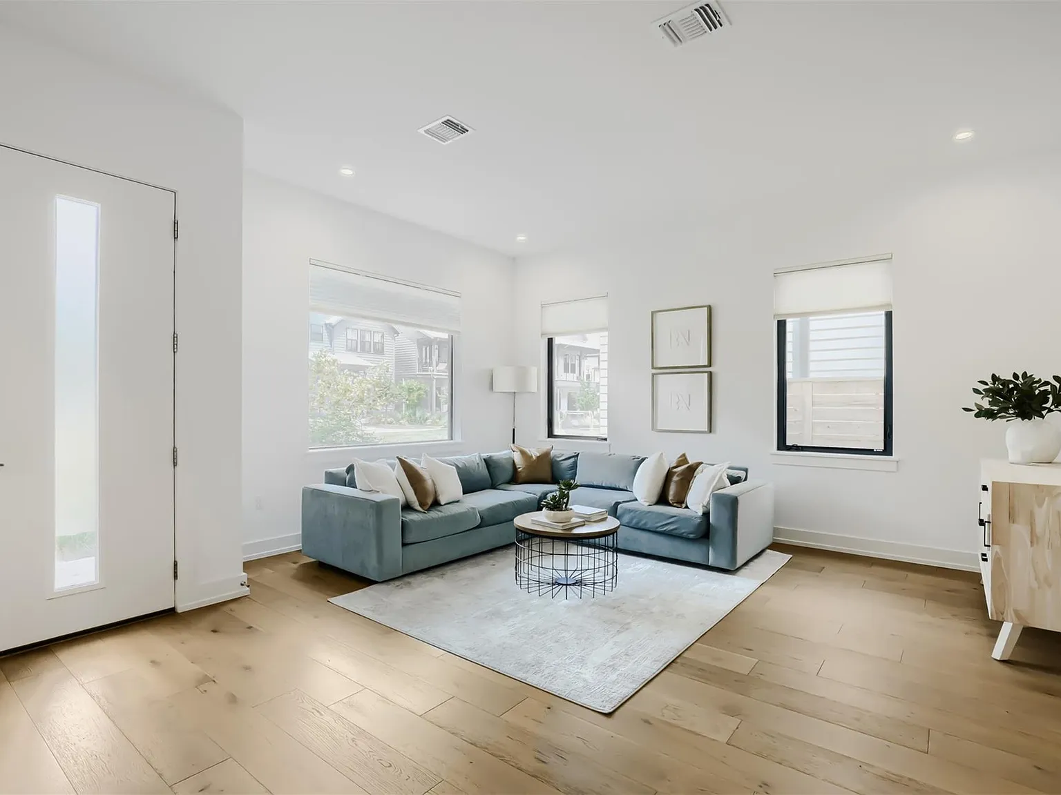 3 bed, 2.5 bath, 2220 sqft, $5,000 — Photo 2