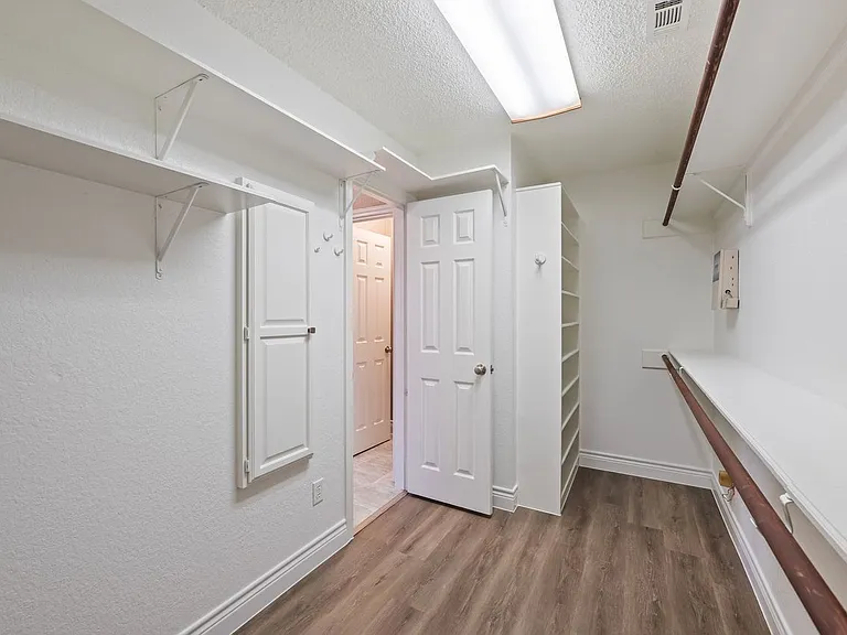 410 Live Oak Ln — Photo 7
