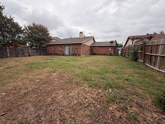 5th image of 2309 Newbury Dr
