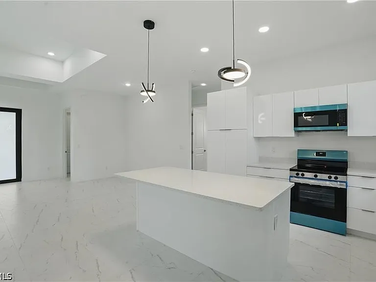 472 Rajah St — Photo 8