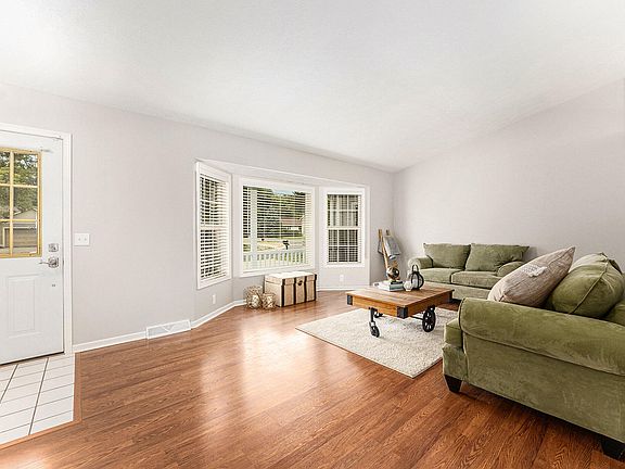 3rd image of 728 Georgia Ct NE