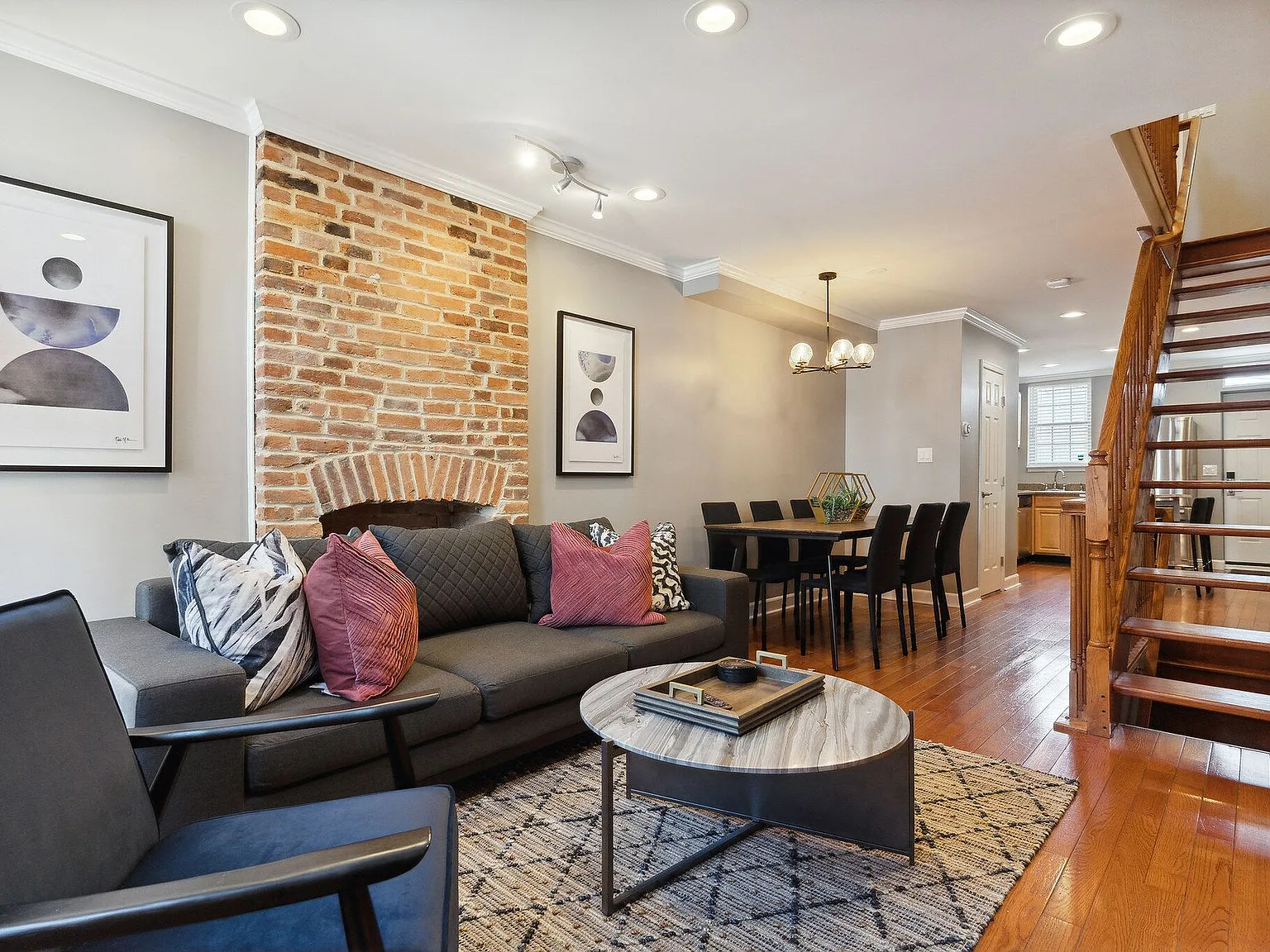 2 bed, 1.0 bath, 1152 sqft, $2,400 — Photo 2