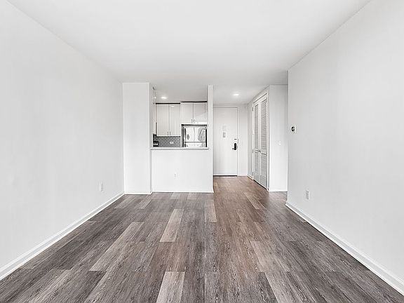 5th image of 520 W 43rd St APT 17G