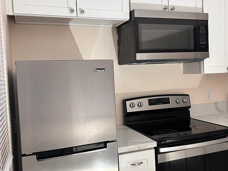 315 E Elm St #6 — Photo 14