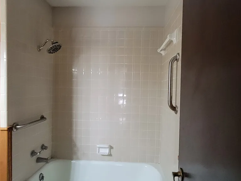 1204 Lakeside Dr W — Photo 7