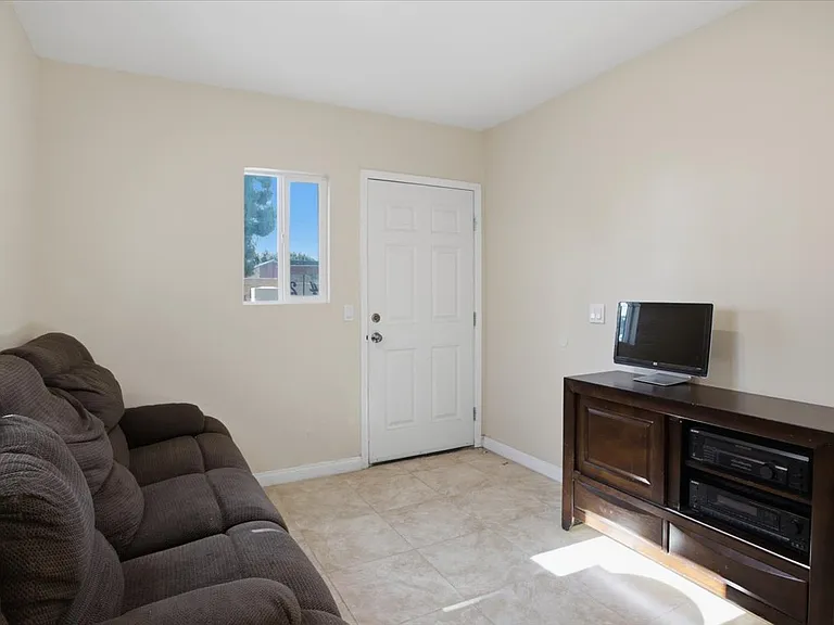 7542 White Oak Ave — Photo 4