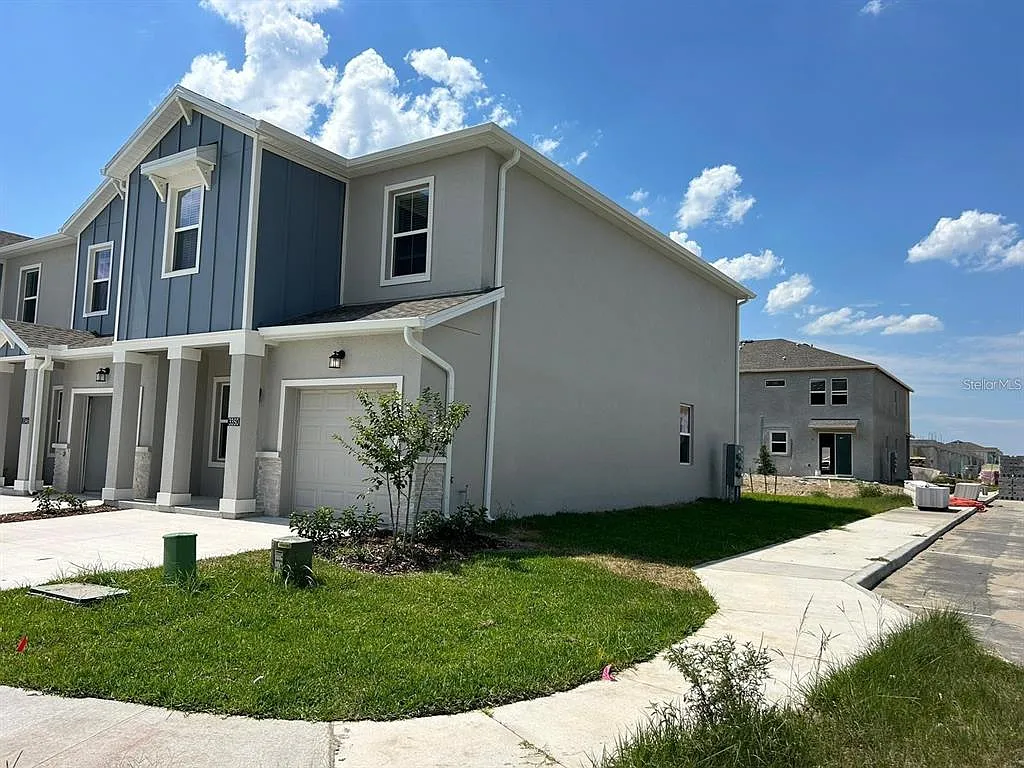 3 bed, 2.5 bath, 1834 sqft, $2,100 — Photo 1