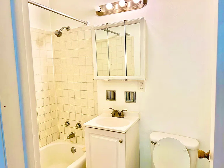 448 W Saint James Pl #2A — Photo 15