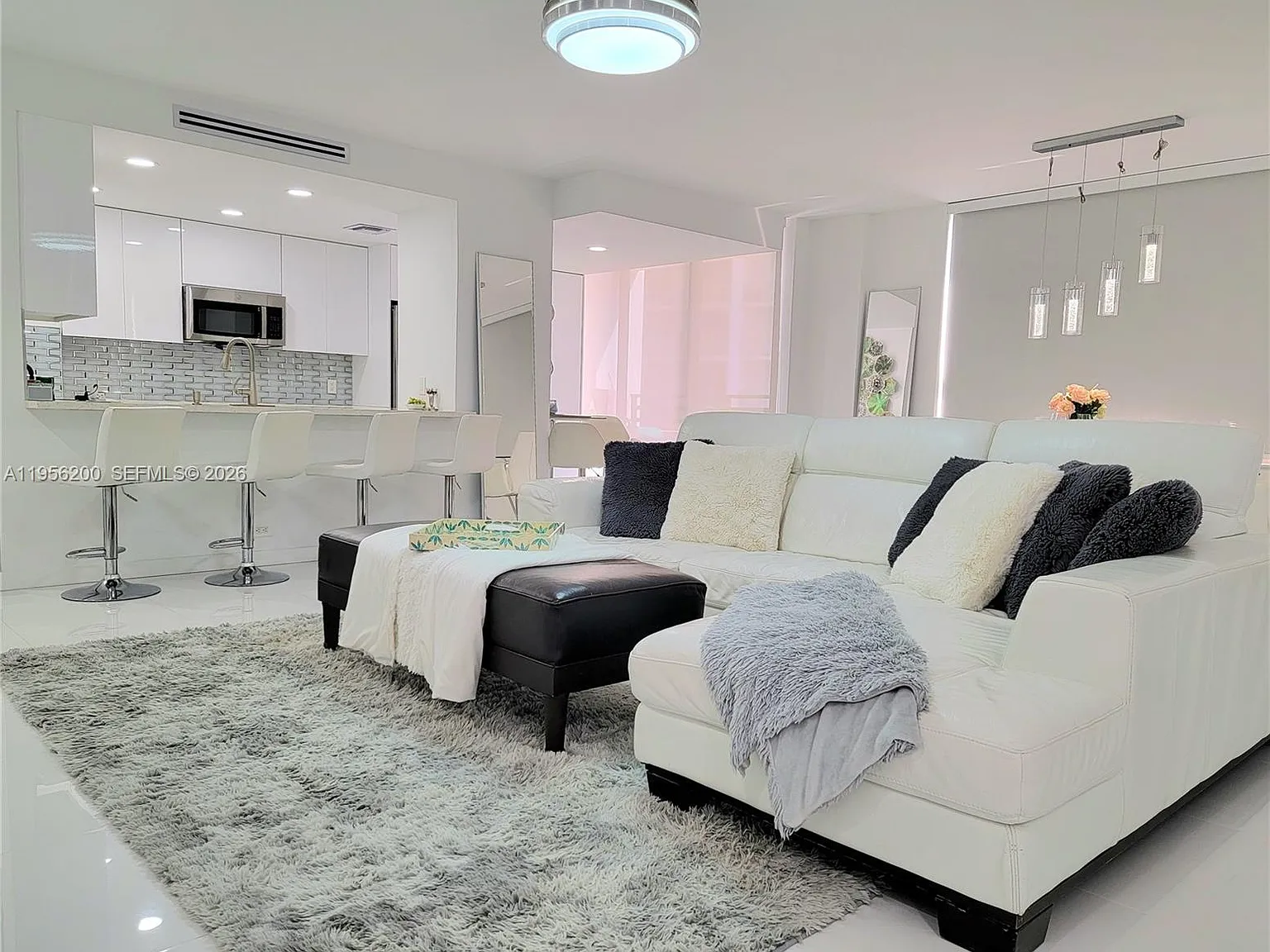 Alexander Towers Condo — Photo 4