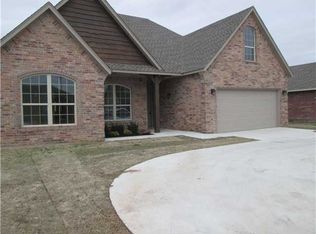 933 SW 15th St, Moore, OK 73160