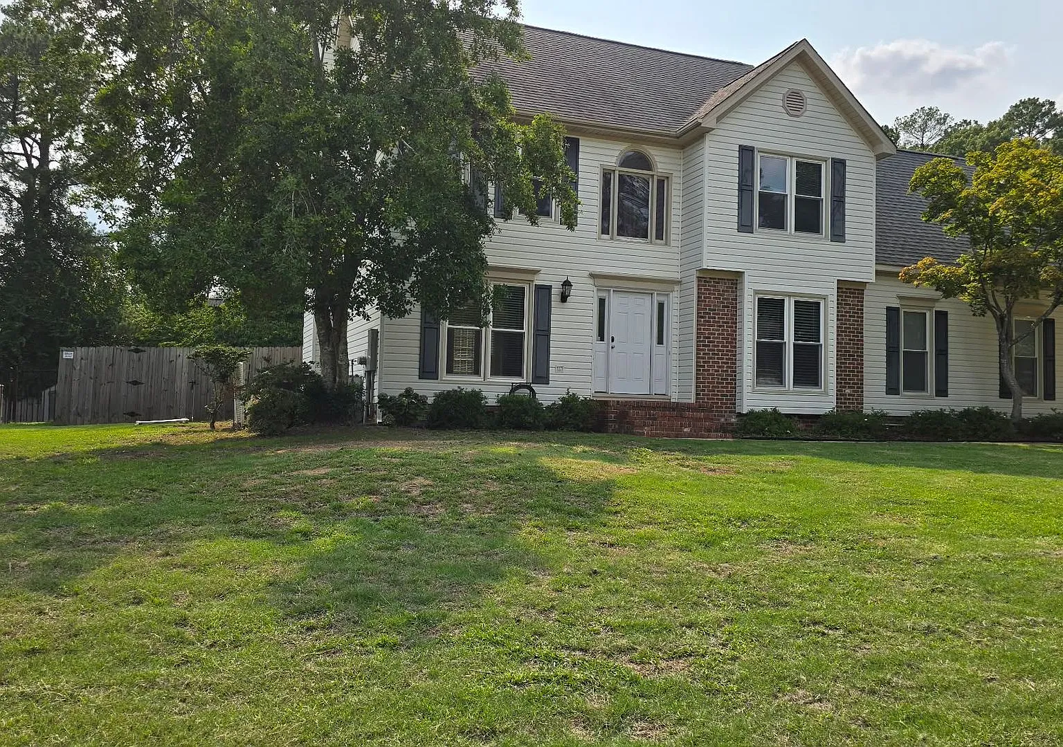 Welcome home to this beautiful rental located just off Country Club Drive on the highly sought-af... — Photo 3