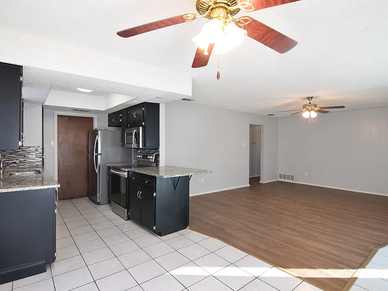 1701 Hill St — Photo 4
